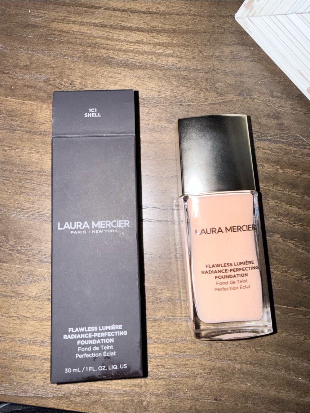 laura mercier Flawless Lumière Foundation - Shell (Peach Beige)